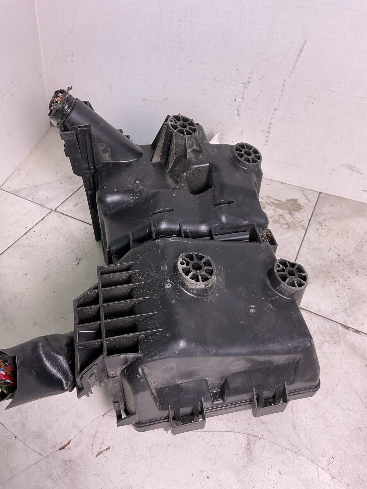 Engine Fuse Box NISSAN SENTRA 20 21 22 23 244