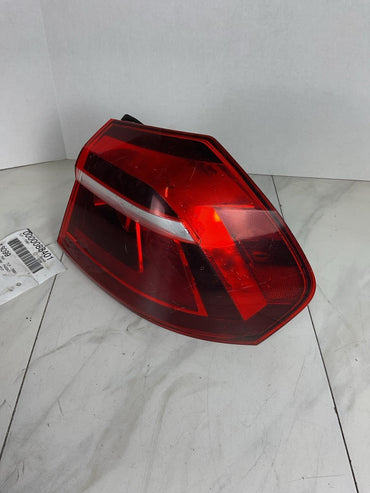 Right Passenger Side Tail Light Assembly for 2016-2019 Volkswagen PASSAT1