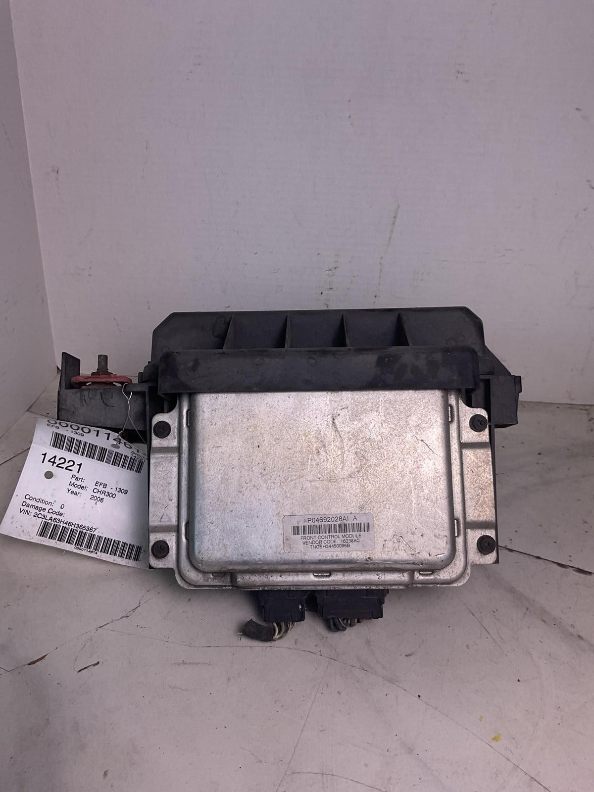 Engine Fuse Box CHRYSLER 300 06 073