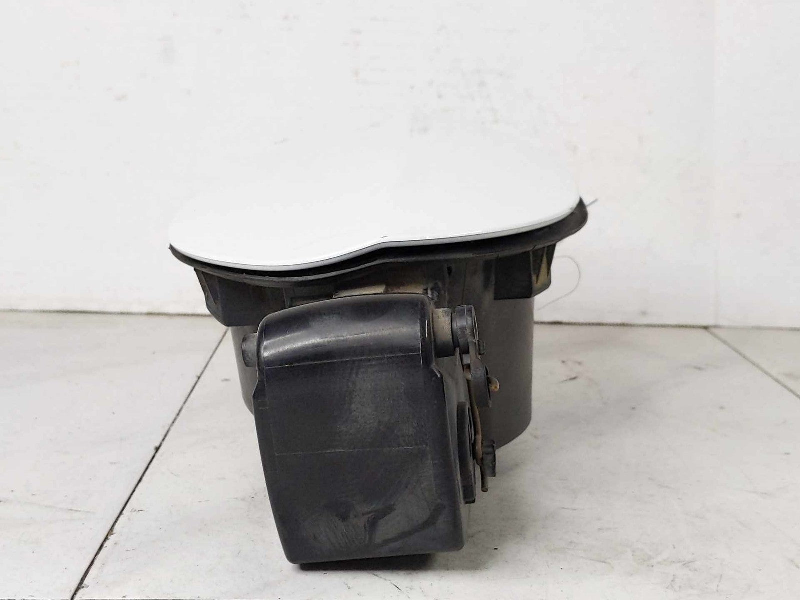 Fuel Tank Door CHRYSLER 200 15 16 173