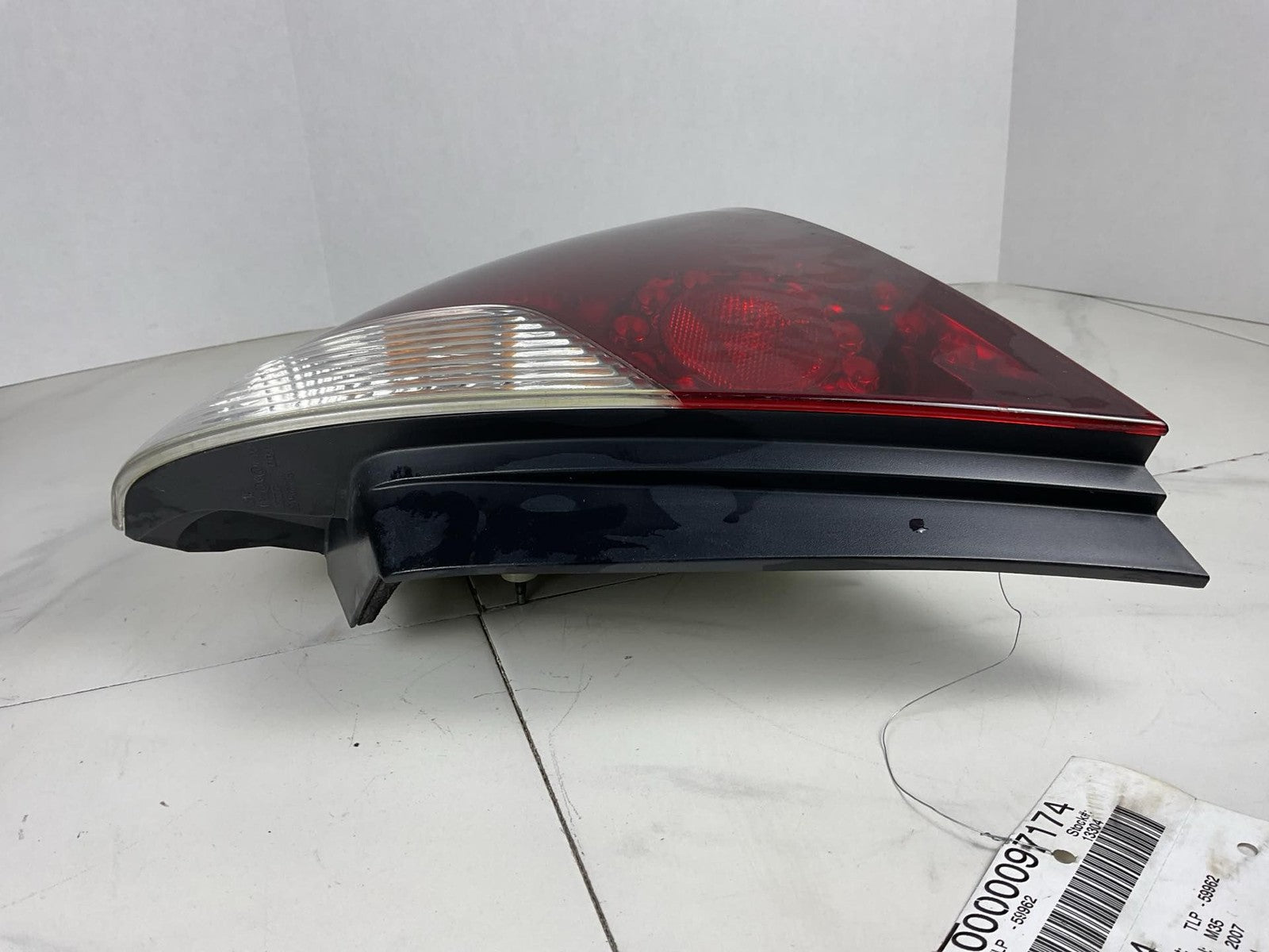 Tail Light Assembly INFINITI M35 Right 06 071