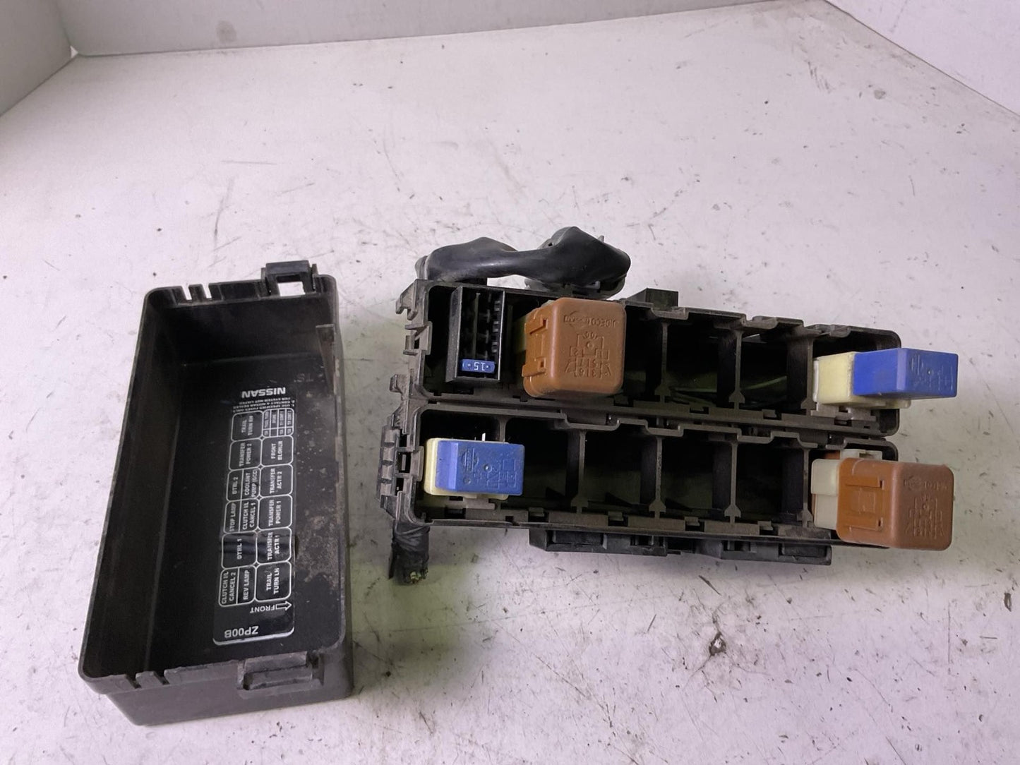 Engine Fuse Box NISSAN PATHFINDER 10 11 124