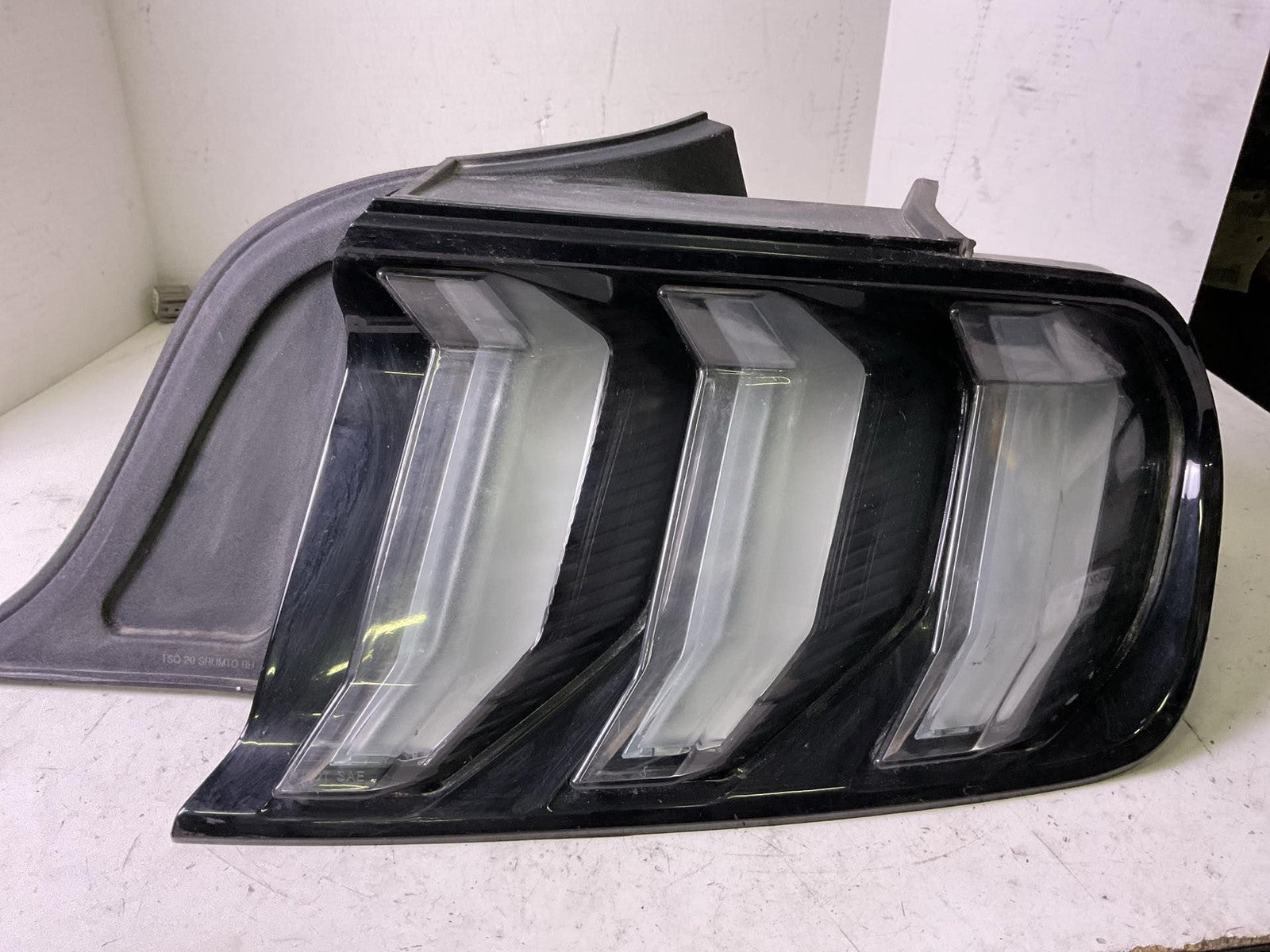 Tail Light Assembly FORD MUSTANG Right 18 19 20 21 22 230