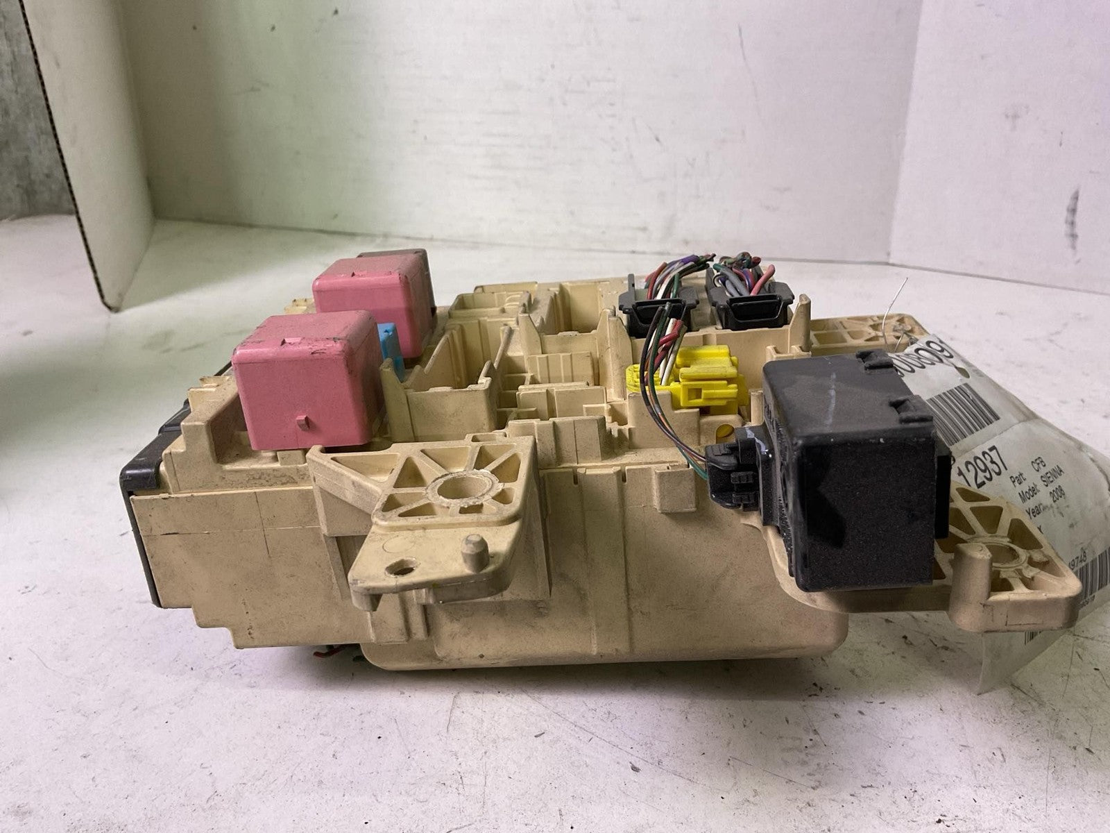 Cabin Fuse Box TOYOTA SIENNA 081