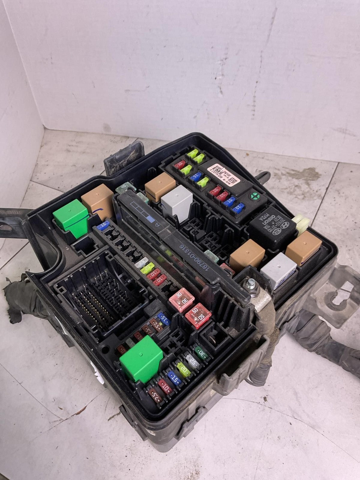 Engine Fuse Box HYUNDAI SANTA FE 17 180
