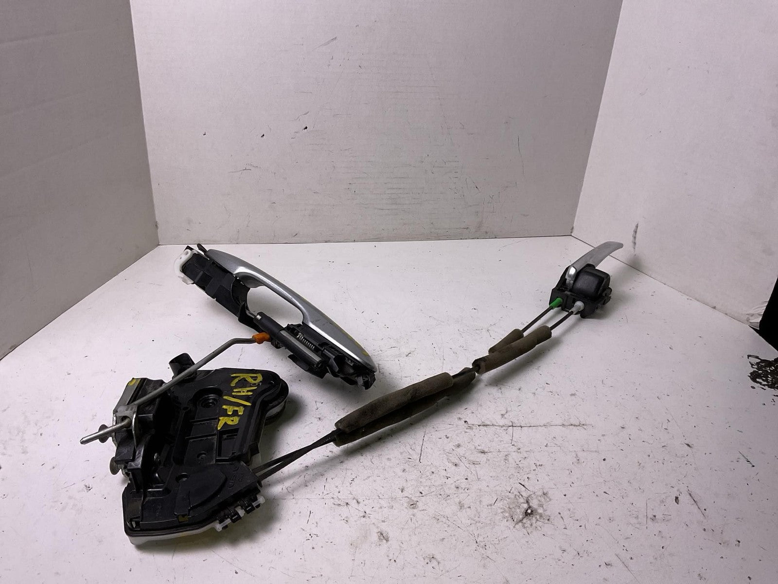 Front Door Latch TOYOTA CAMRY Right 18 19 20 21 22 23 240