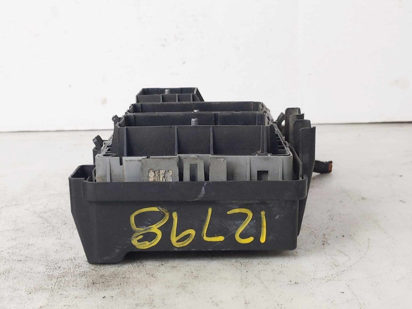 Engine Fuse Box CHEVY EXPRESS 2500 03 04 05 06 075