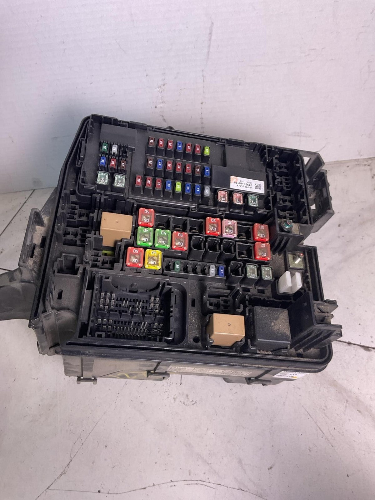 Engine Fuse Box KIA SEDONA 15 16 17 180