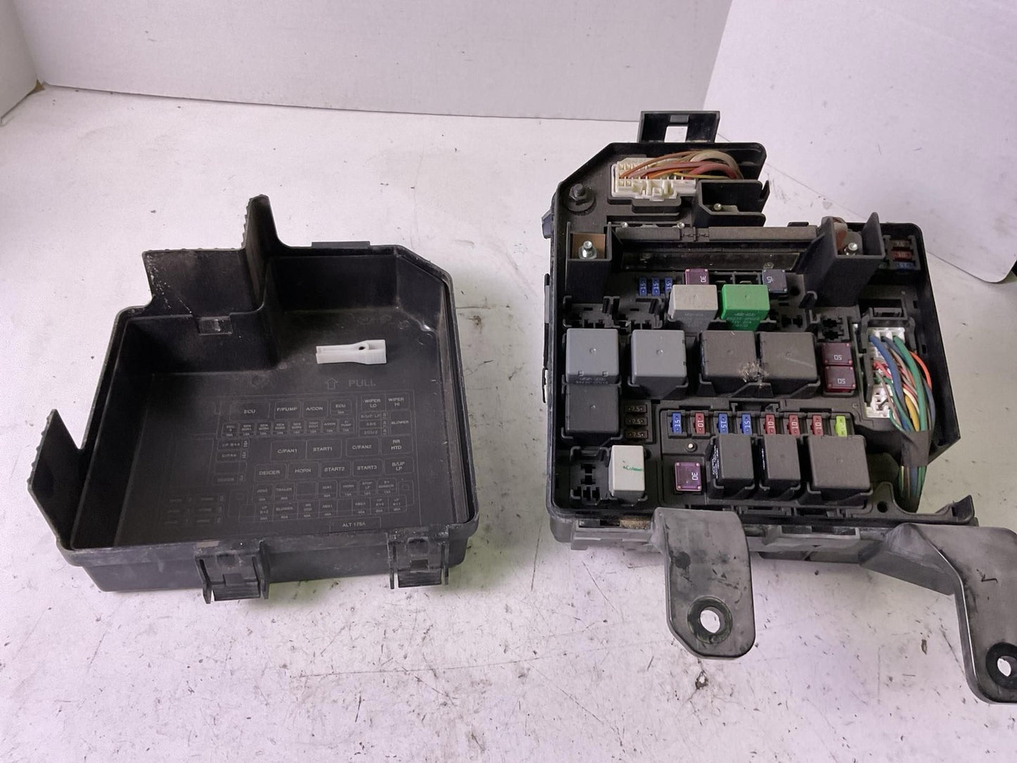 Engine Fuse Box KIA SORENTO 11 12 135