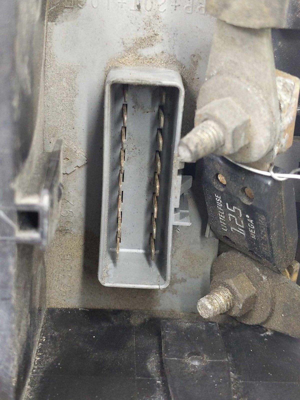 Engine Fuse Box CHEVY EXPRESS 2500 03 04 05 06 073