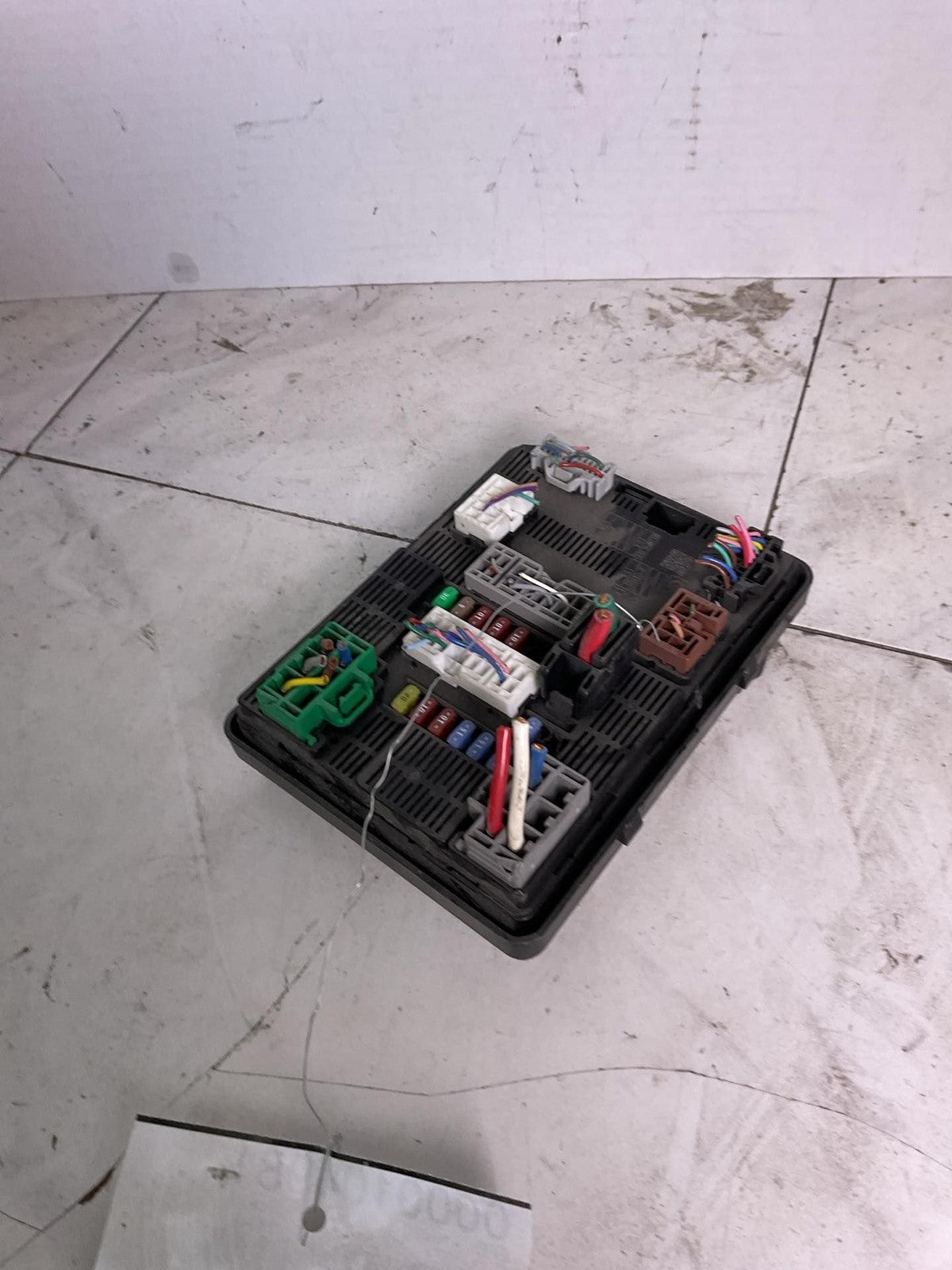 Engine Fuse Box NISSAN VERSA 20 21 22 23 240