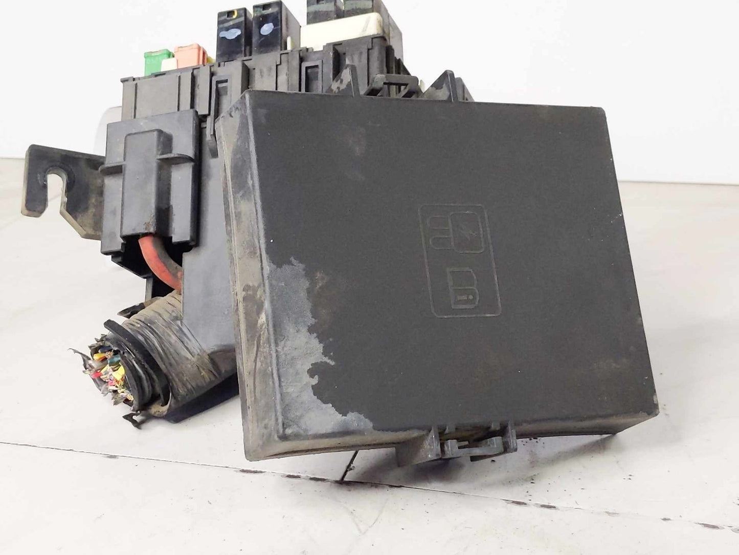 Engine Fuse Box FORD FIESTA 11 12 138