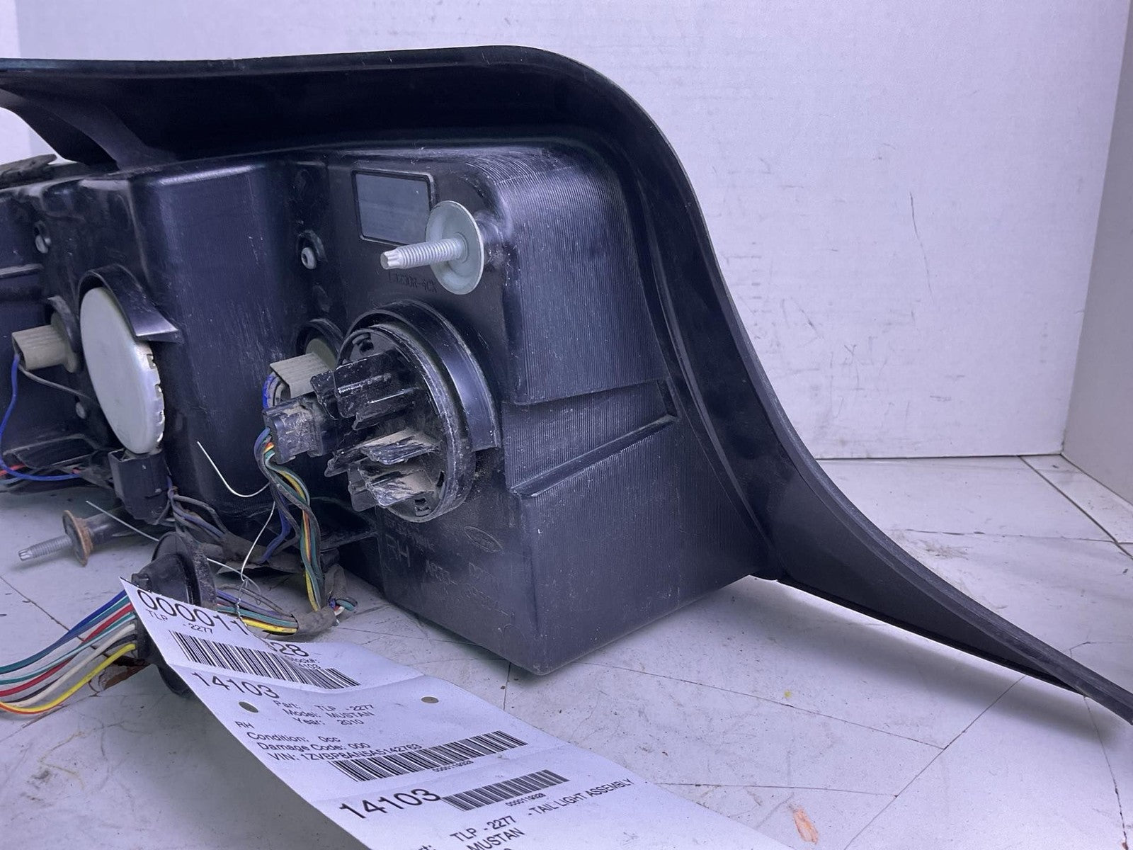 Tail Light Assembly FORD MUSTANG Right 10 11 125