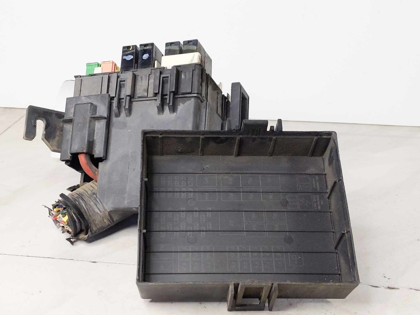 Engine Fuse Box FORD FIESTA 11 12 137