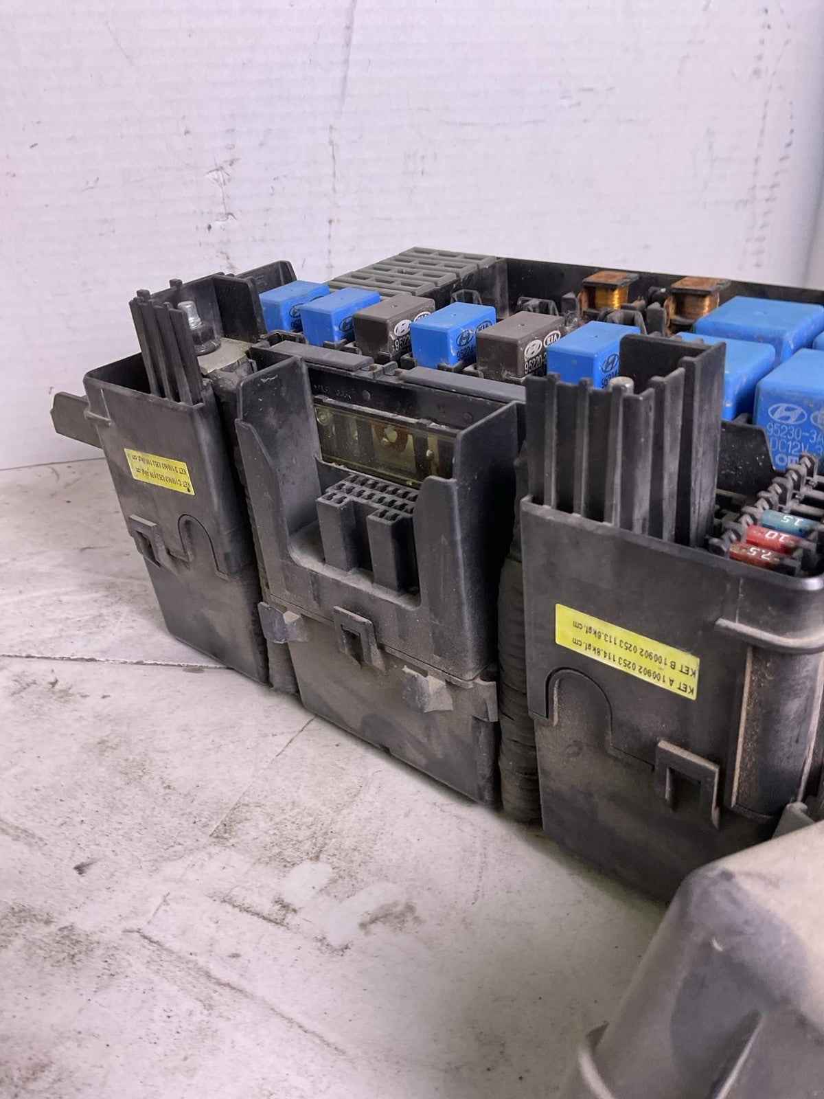 Engine Fuse Box HYUNDAI GENESIS 09 10 111