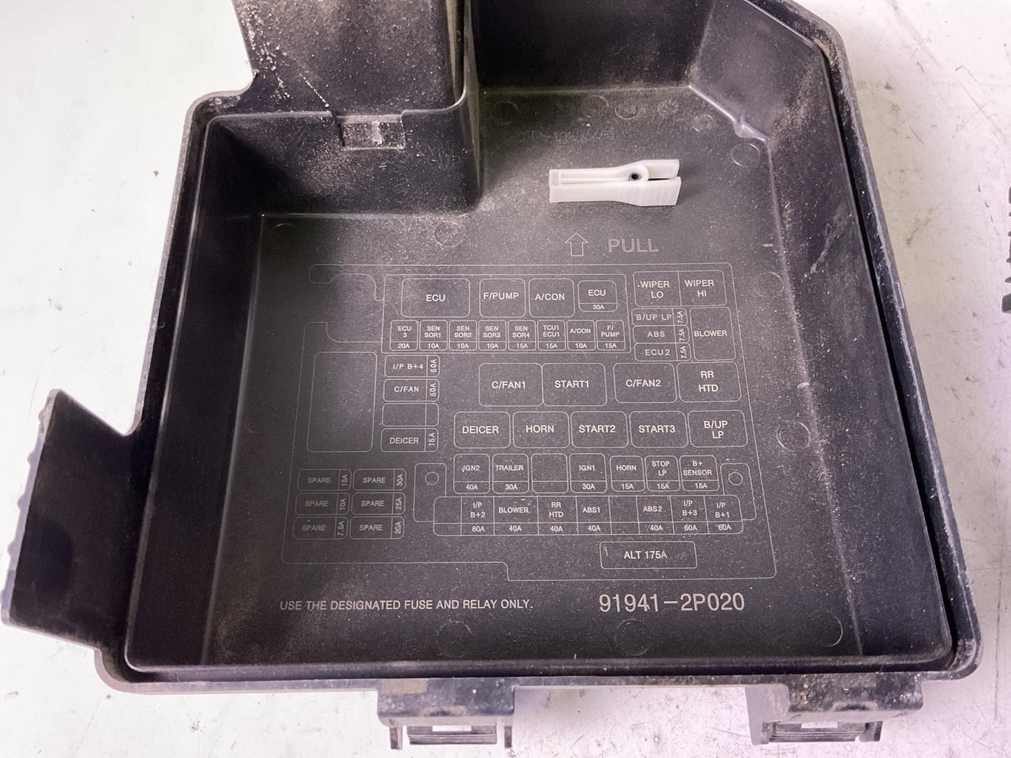 Engine Fuse Box KIA SORENTO 11 12 136