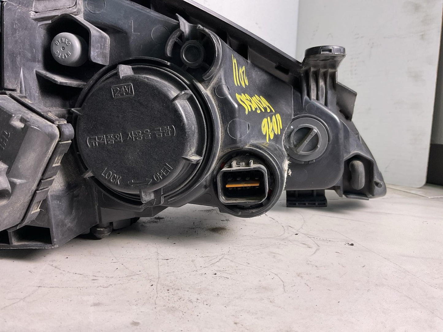 Headlamp Assembly HYUNDAI GENESIS Left 09 10 11 123