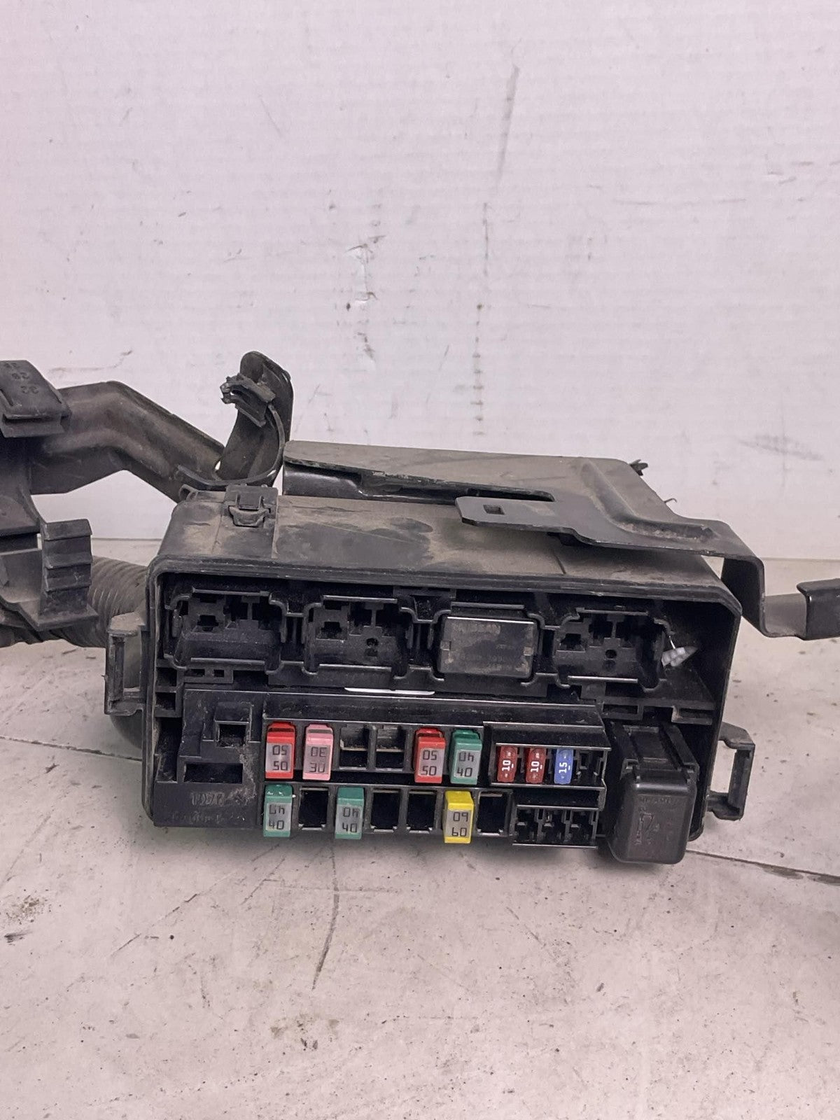 Engine Fuse Box NISSAN VERSA 20 21 22 23 240