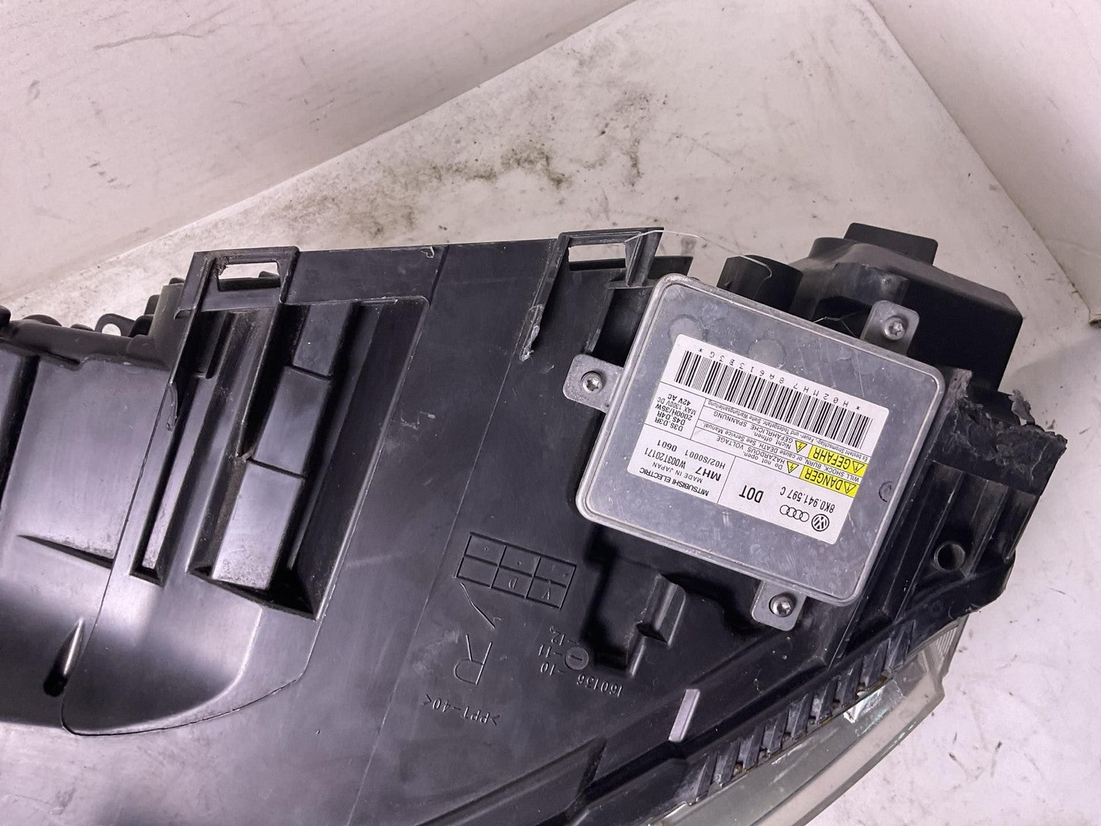 Headlamp Assembly AUDI A6 Right 09 10 113