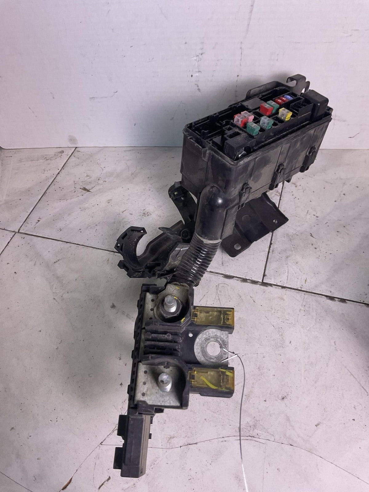 Engine Fuse Box NISSAN VERSA 20 21 22 23 242