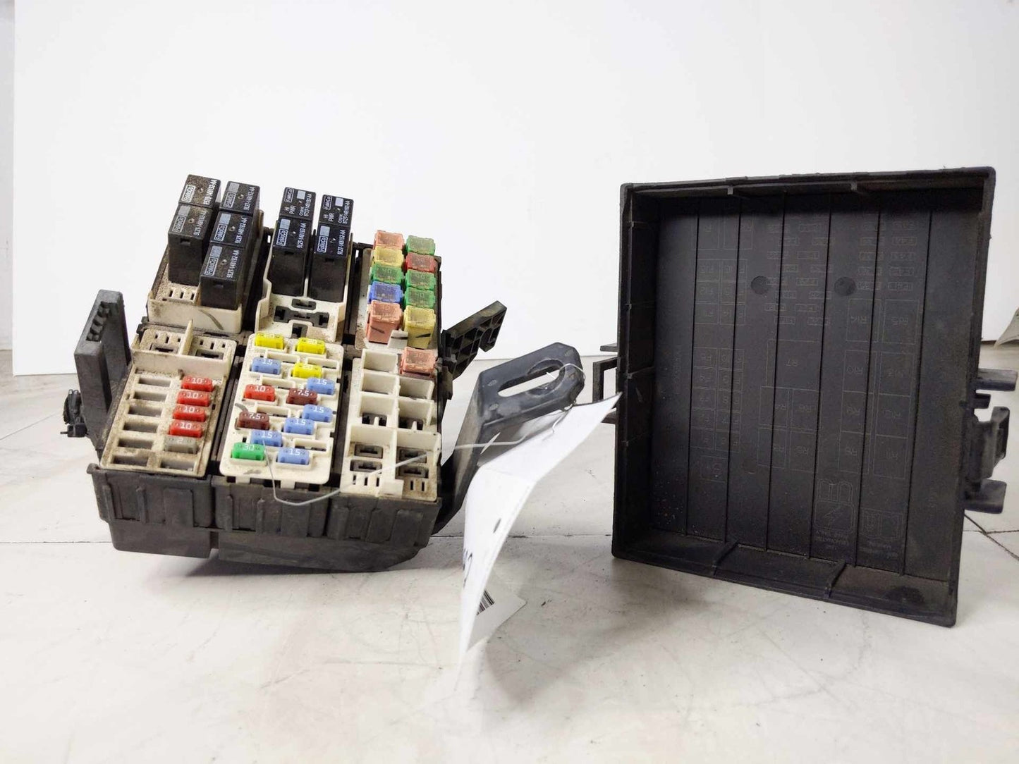 Engine Fuse Box FORD FIESTA 11 12 130