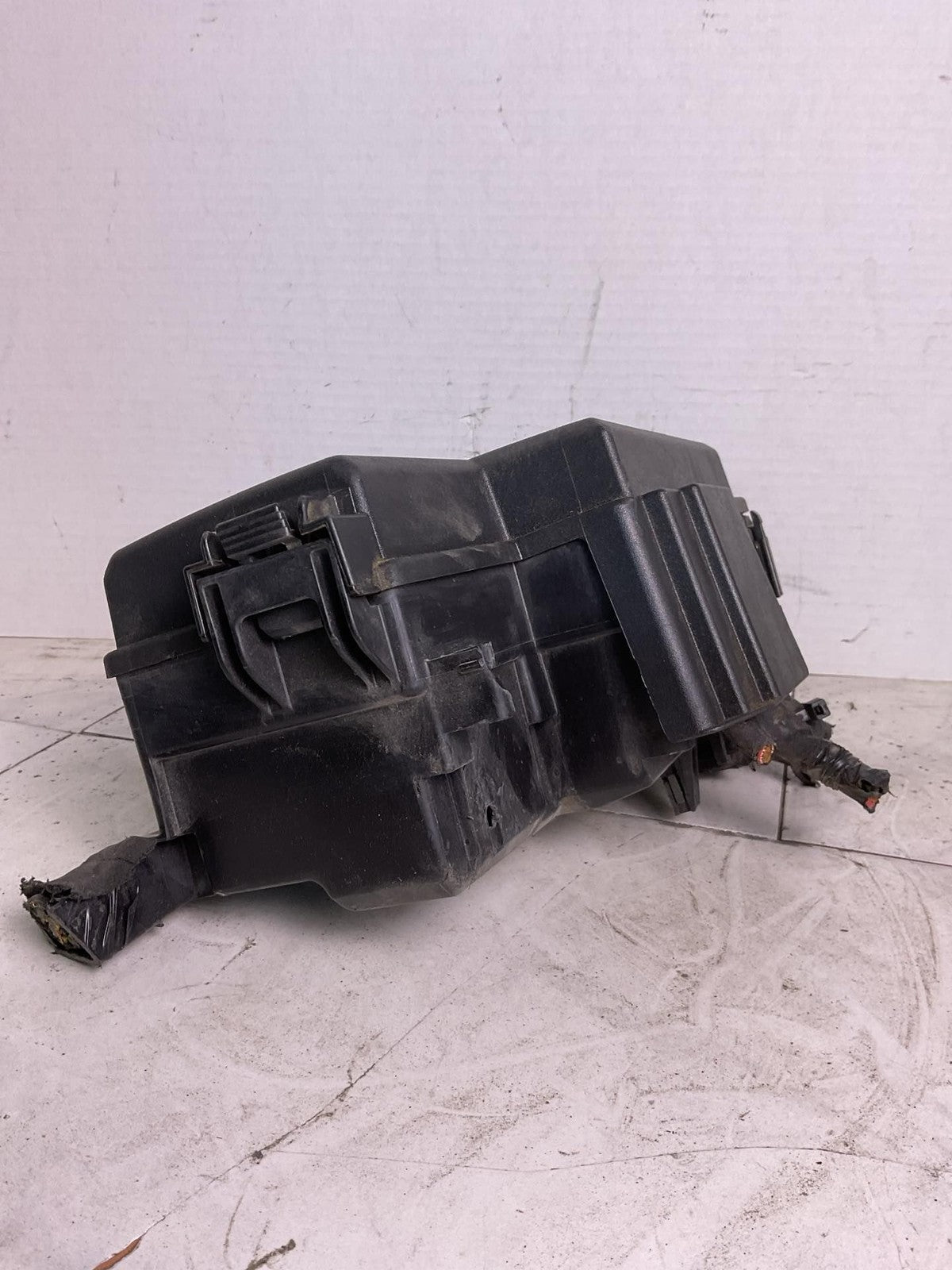 Engine Fuse Box FORD MUSTANG 21 22 234