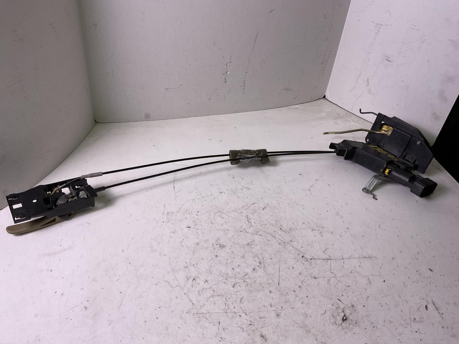 Front Door Latch TOYOTA SEQUOIA Left 01 02 03 04 05 06 070