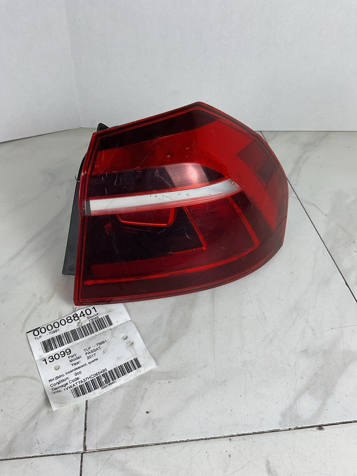 Right Passenger Side Tail Light Assembly for 2016-2019 Volkswagen PASSAT0