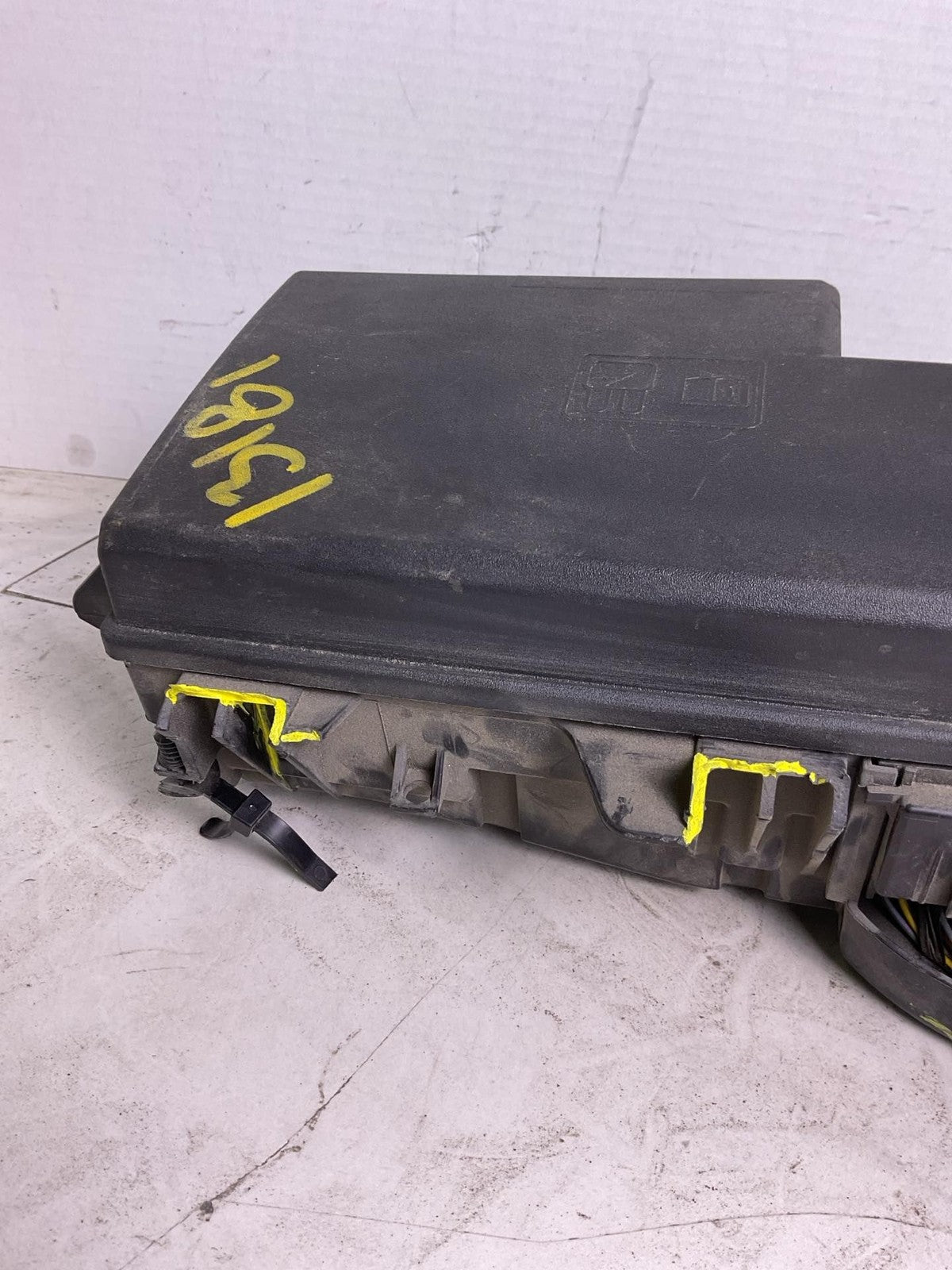 Engine Fuse Box FORD MUSTANG 21 22 235