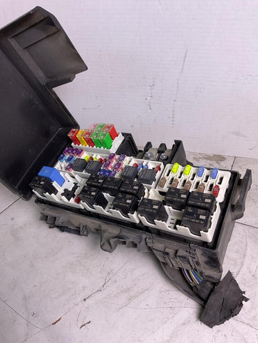 Engine Fuse Box FORD MUSTANG 21 22 231