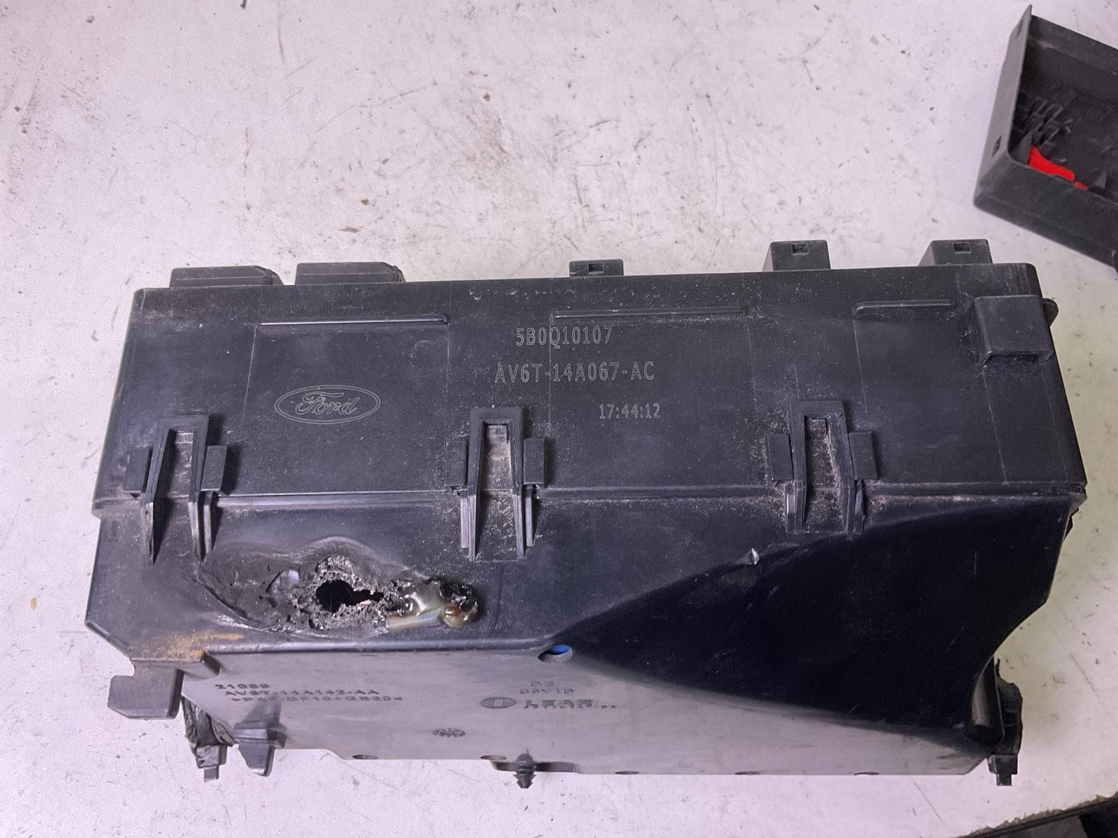 Engine Fuse Box FORD FOCUS 12 13 142