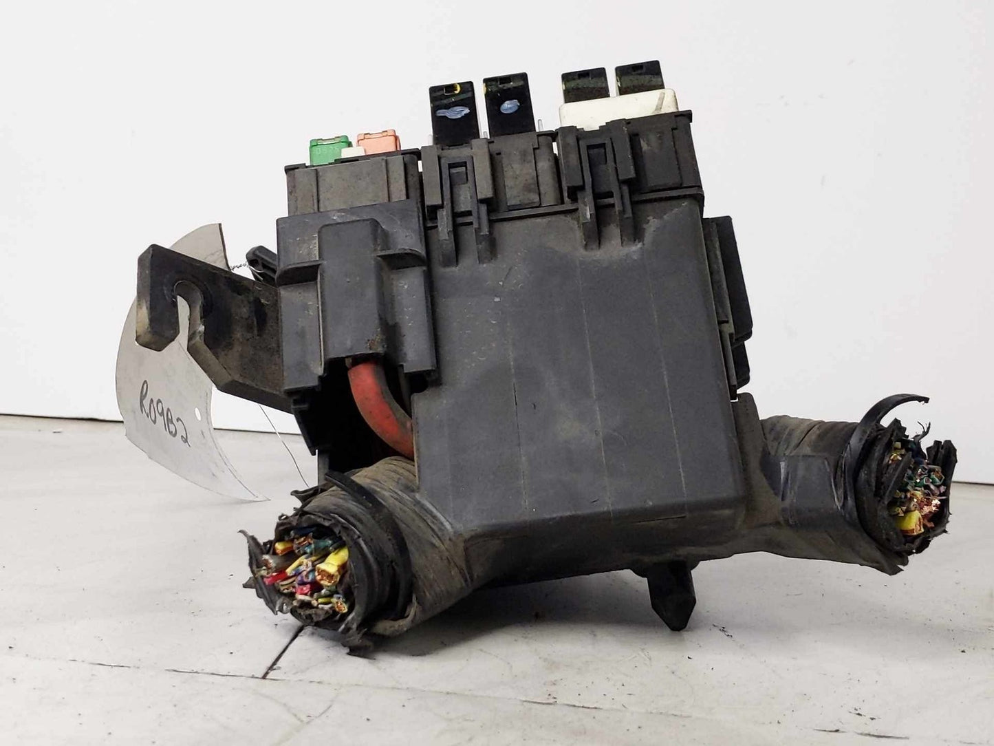 Engine Fuse Box FORD FIESTA 11 12 135