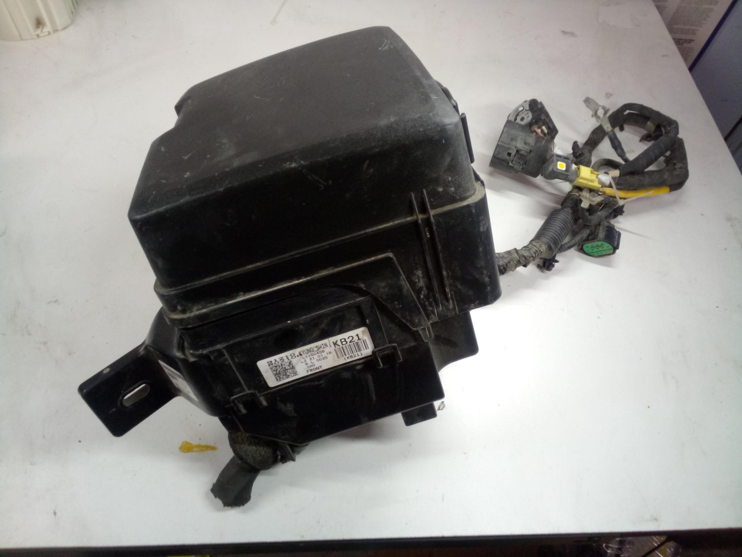 Engine Fuse Box KIA CARNIVAL 222