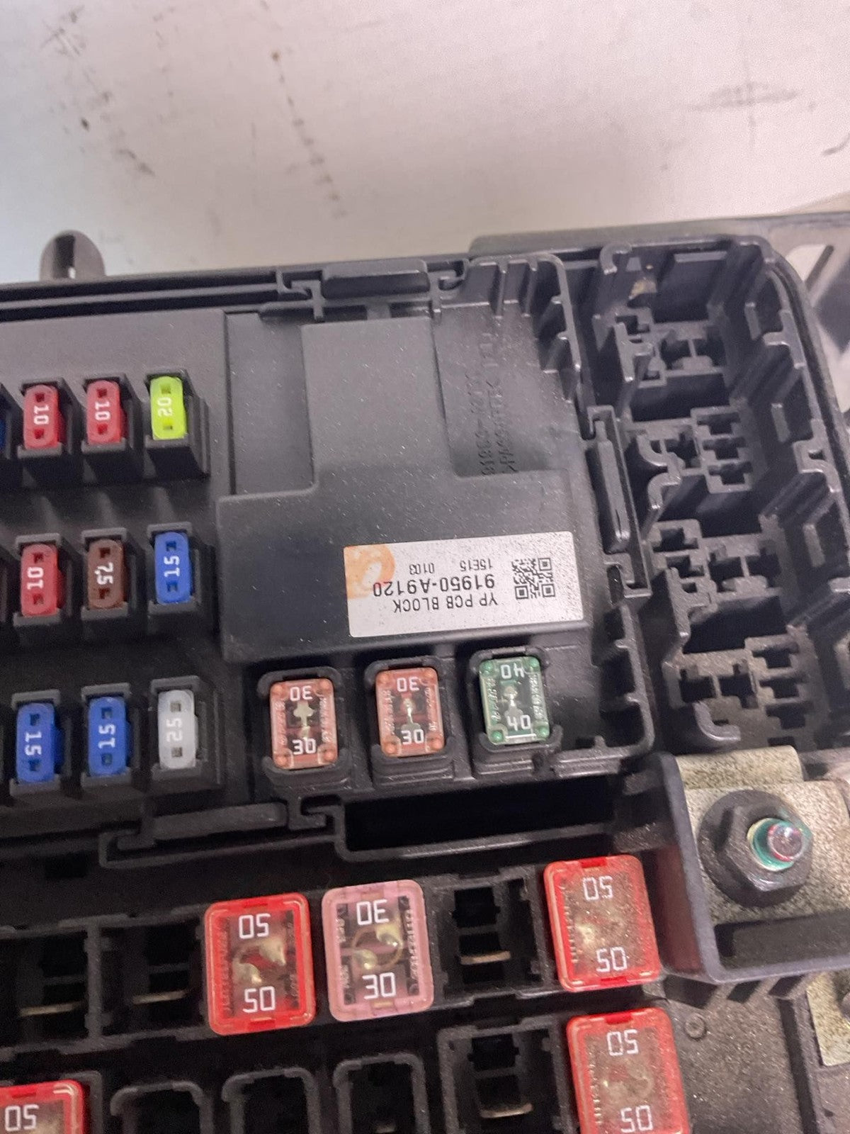 Engine Fuse Box KIA SEDONA 15 16 17 181