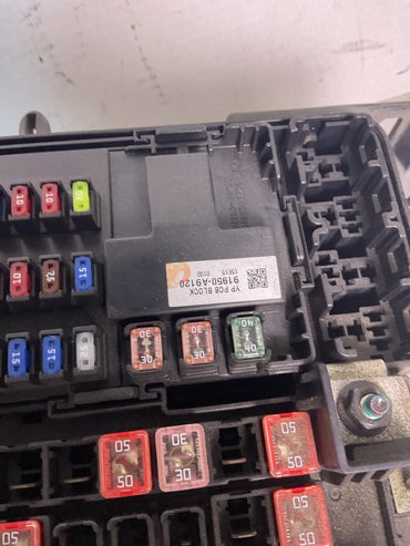 Engine Fuse Box KIA SEDONA 15 16 17 181