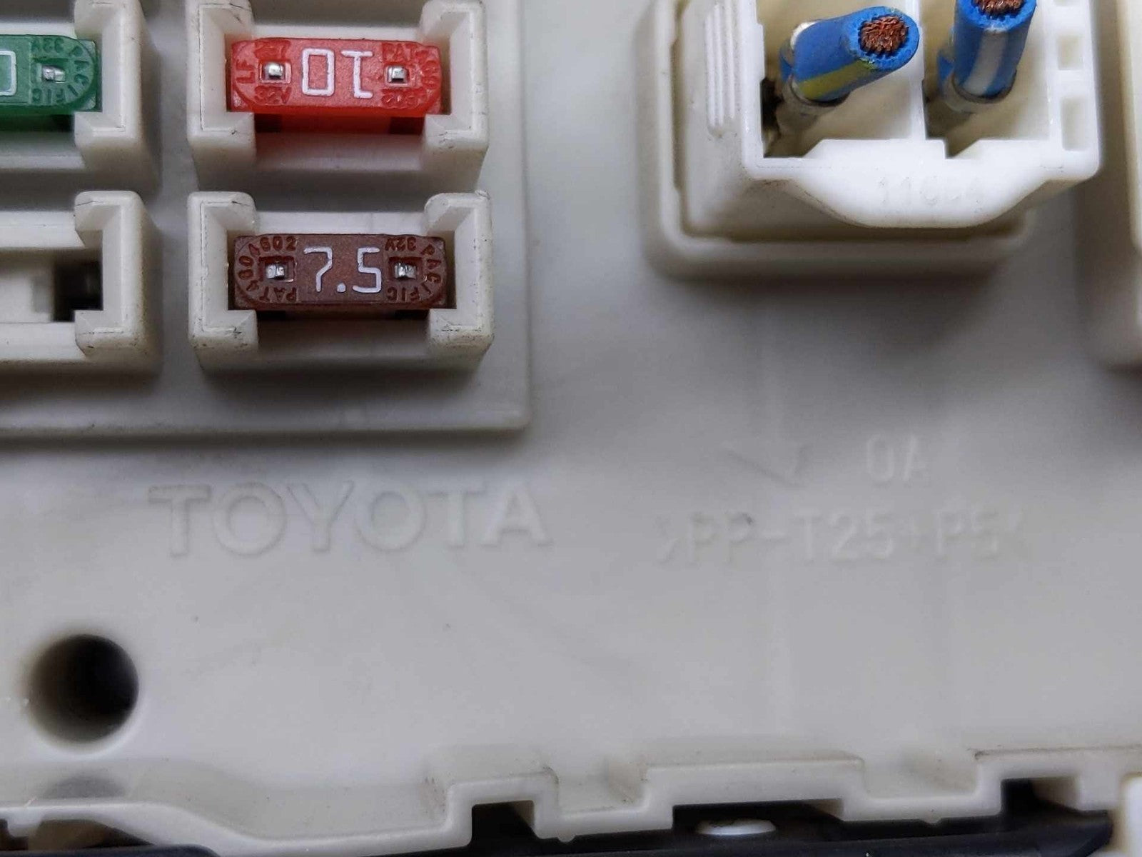 Cabin Fuse Box TOYOTA 4RUNNER 048