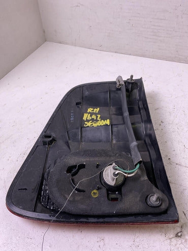 Tail Light Assembly TOYOTA SEQUOIA Right 01 02 03 041