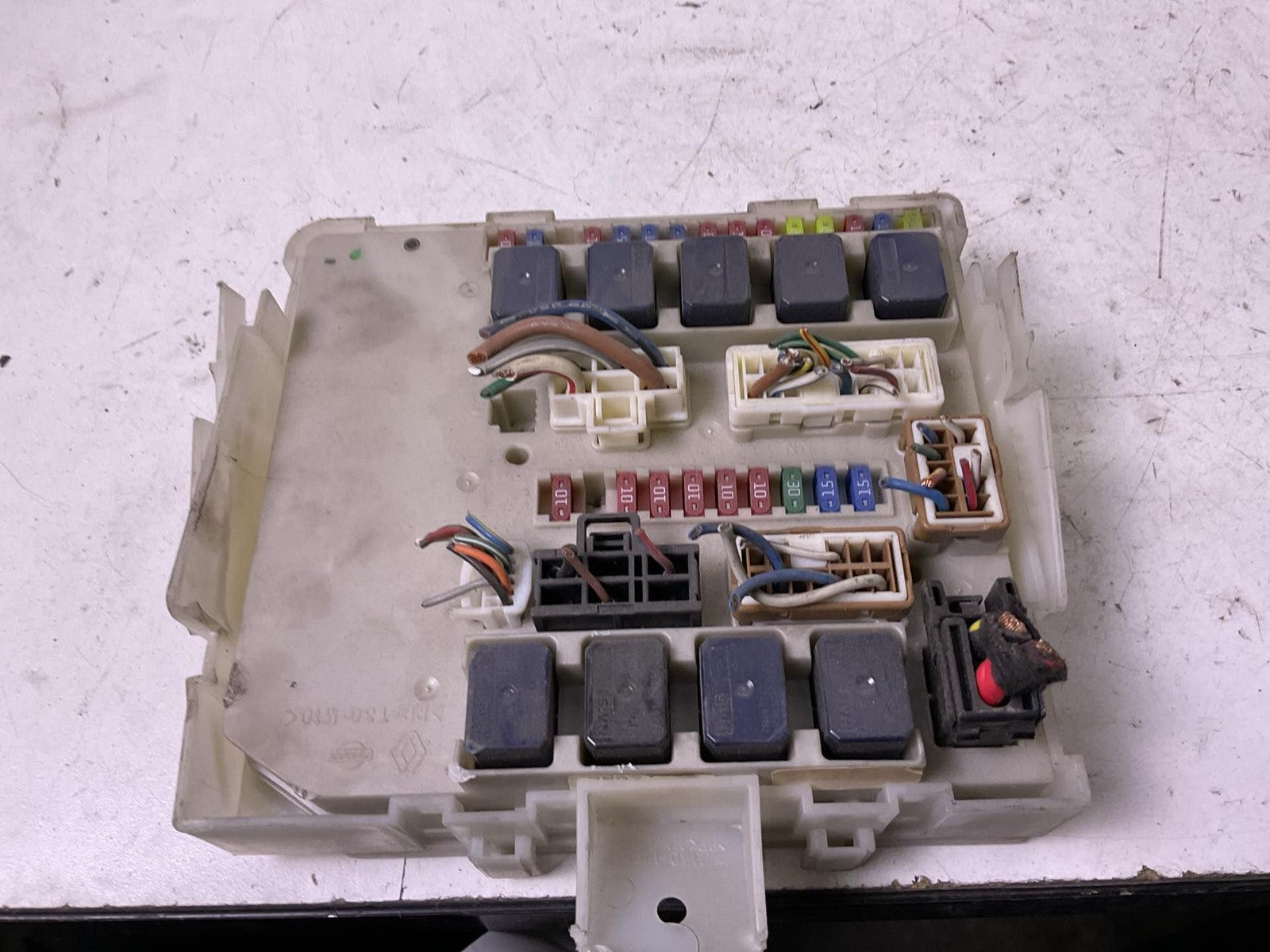 Engine Fuse Box NISSAN TITAN 04 05 060