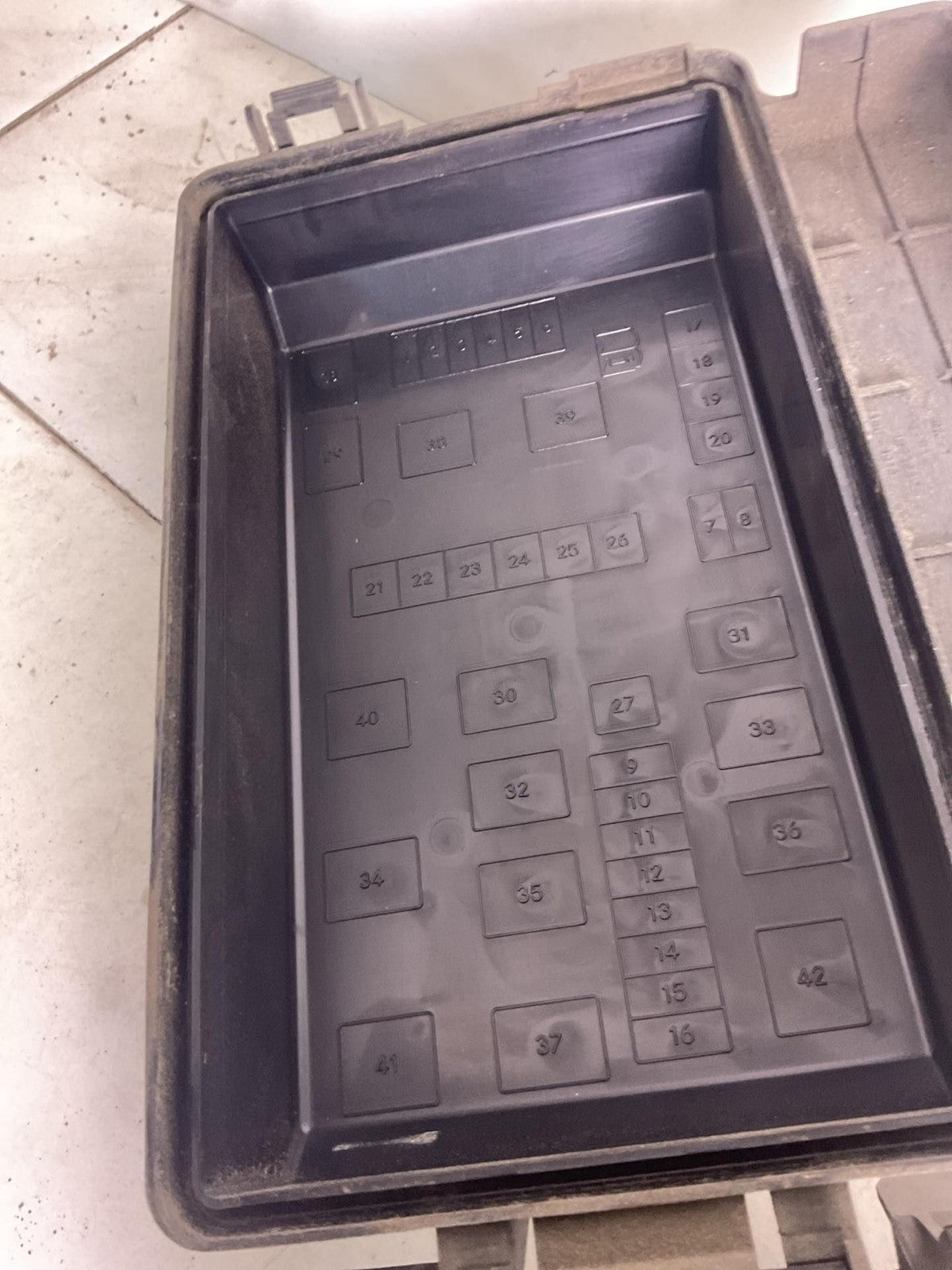 Engine Fuse Box CHRYSLER 300 06 072